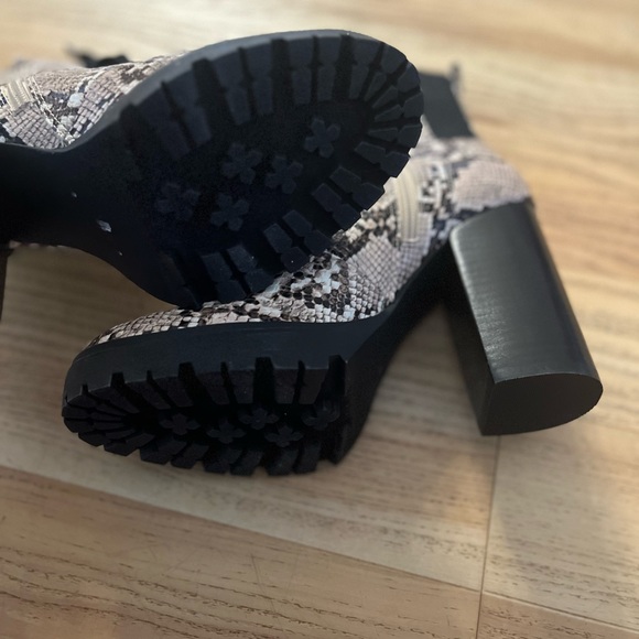 Steve Madden Latch Lace Up Snake Print Boots/ Size Women's 9 - Picture 4 of 4